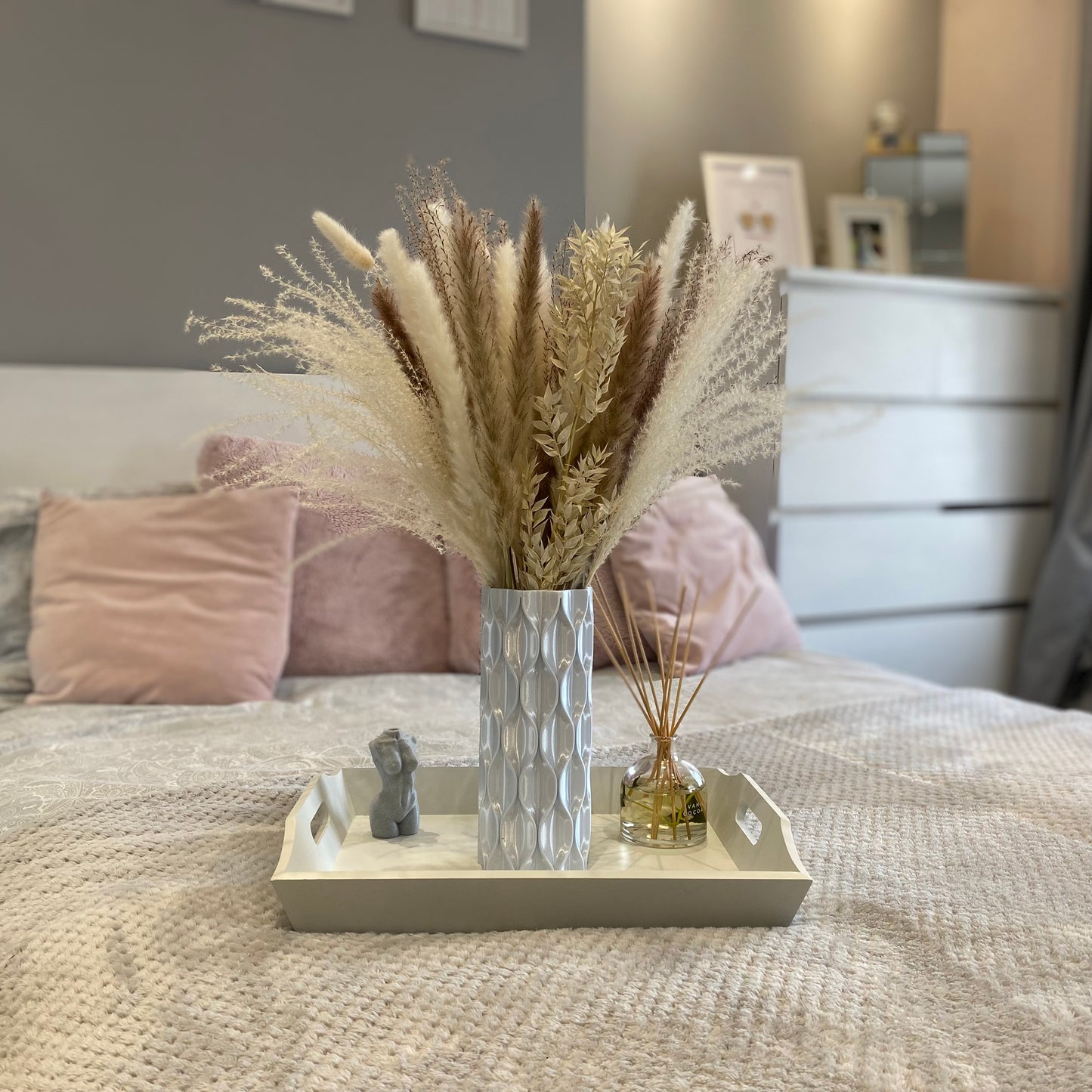 This Contemporary Collection features an unusual oval honeycomb pattern with lovely accentuated gentle contours to create a very striking look piece fresh cut flowers or dried pampas grass favourite side board table or shelf bring charm elegance interior décor